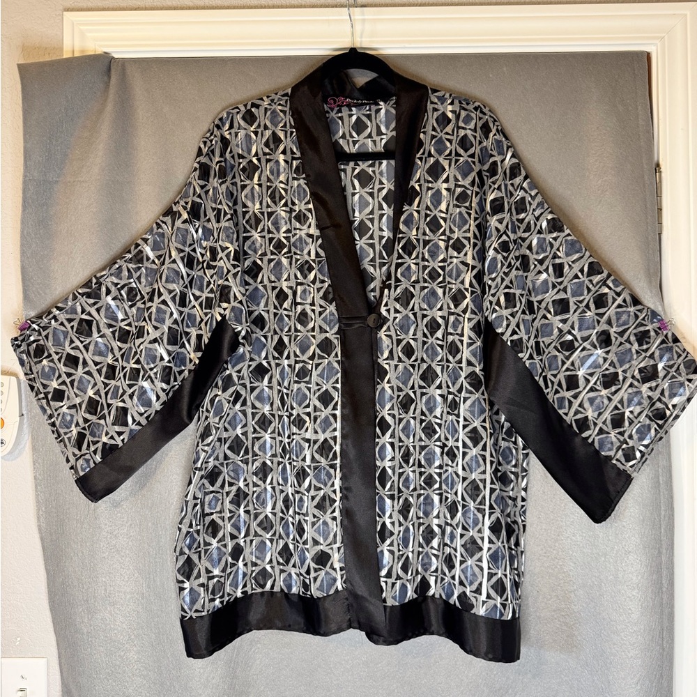 Peck & Peck Black and Gray Patterned Kimono. Excellent Condition.